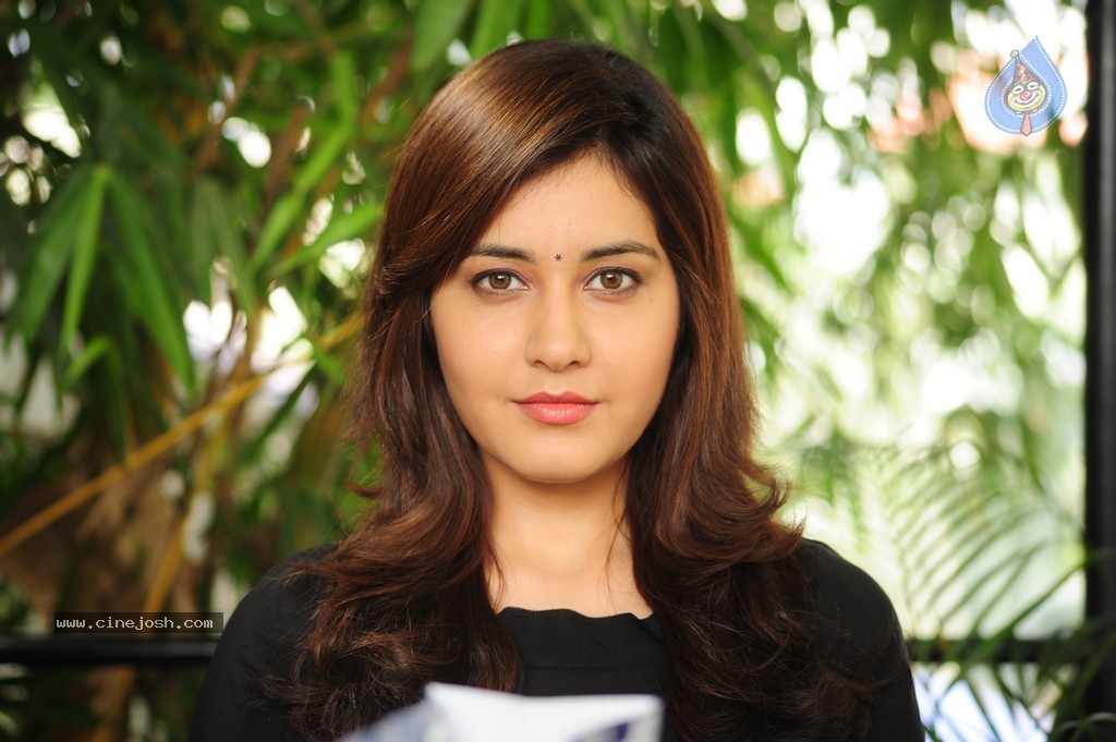 Rasi Khanna New Stills - 5 / 12 photos