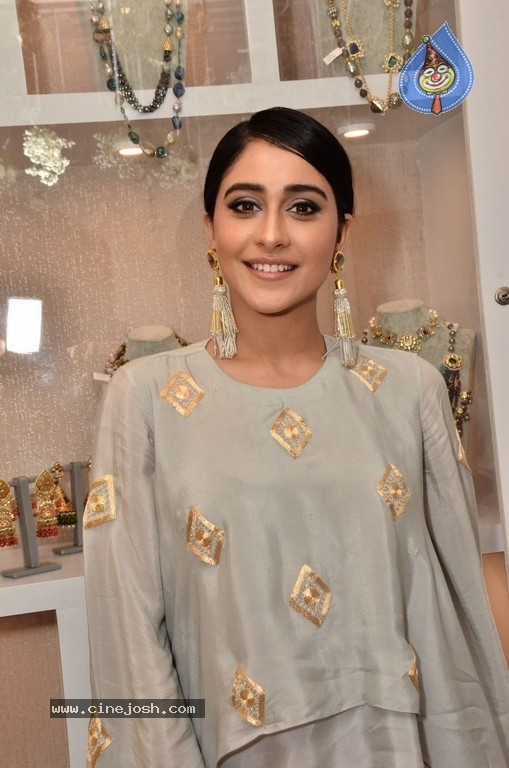 Regina Cassandra Gallery - 13 / 63 photos