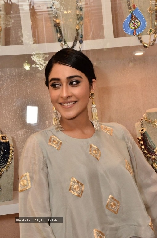 Regina Cassandra Gallery - 28 / 63 photos