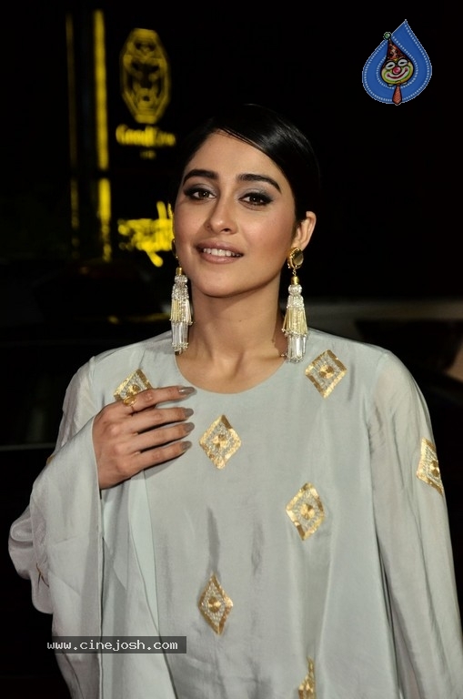 Regina Cassandra Gallery - 50 / 63 photos