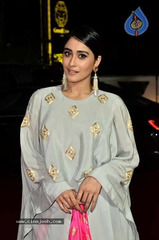 Regina Cassandra Gallery - 59 / 63 photos