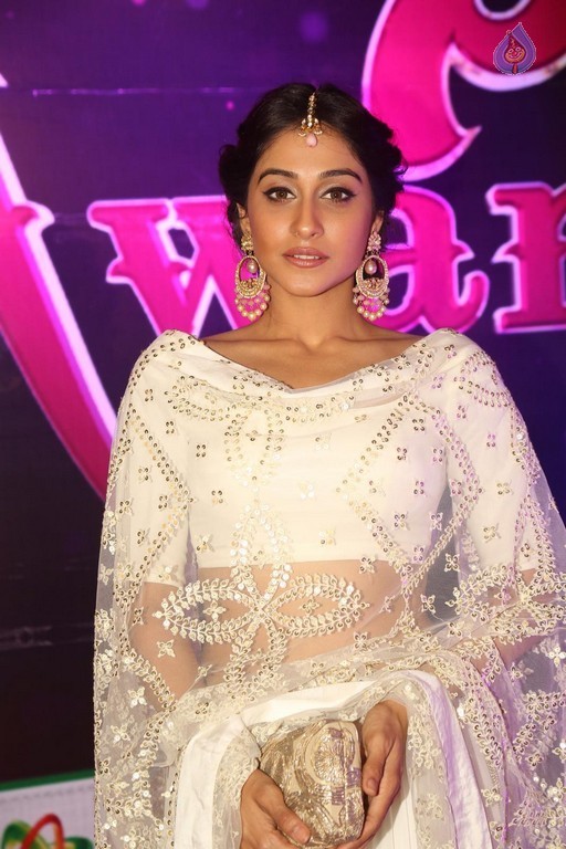 Regina Cassandra Images - 2 / 47 photos