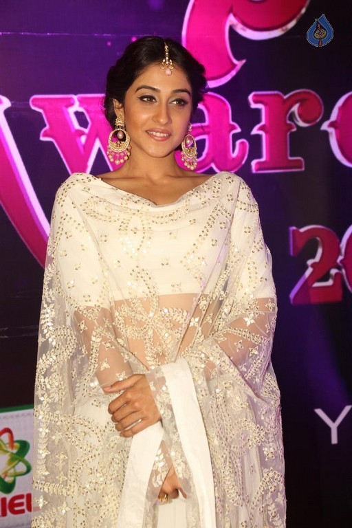 Regina Cassandra Images - 9 / 47 photos