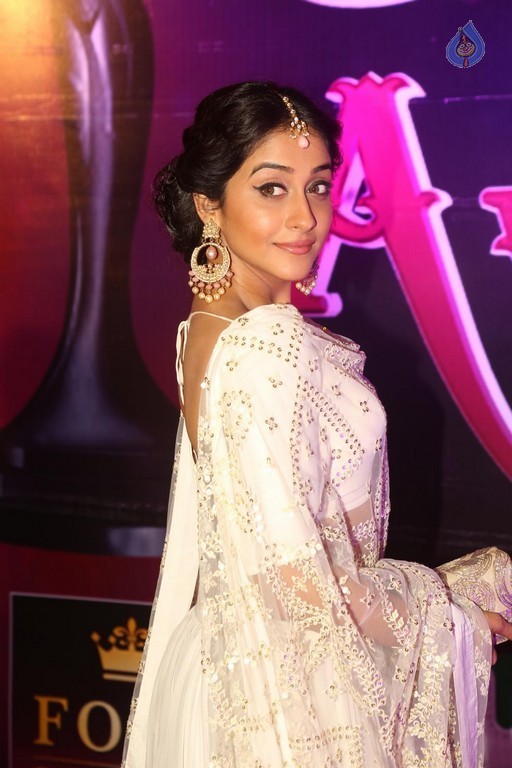 Regina Cassandra Images - 23 / 47 photos