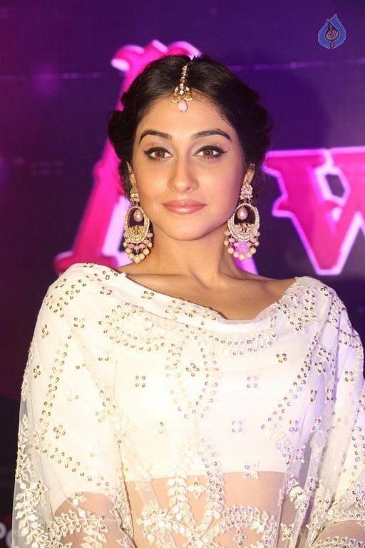 Regina Cassandra Images - 36 / 47 photos