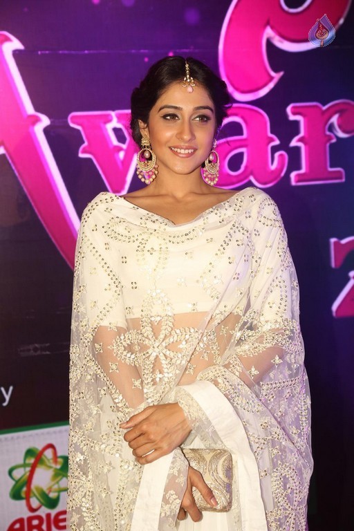 Regina Cassandra Images - 40 / 47 photos