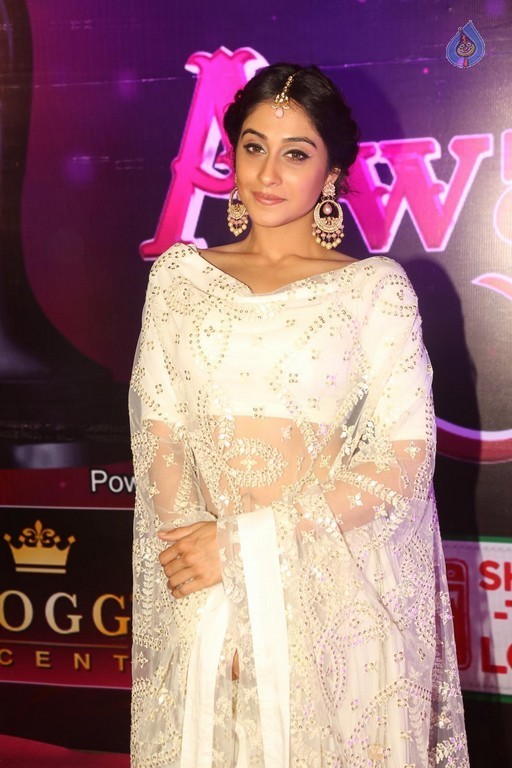 Regina Cassandra Images - 43 / 47 photos