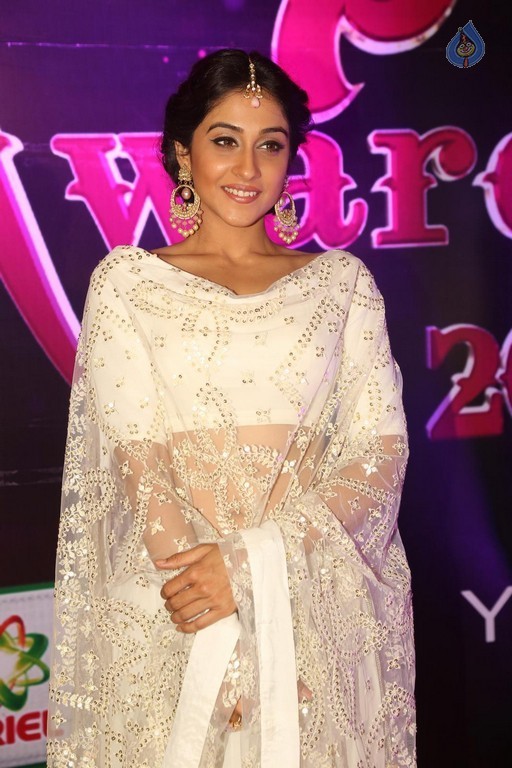 Regina Cassandra Images - 44 / 47 photos