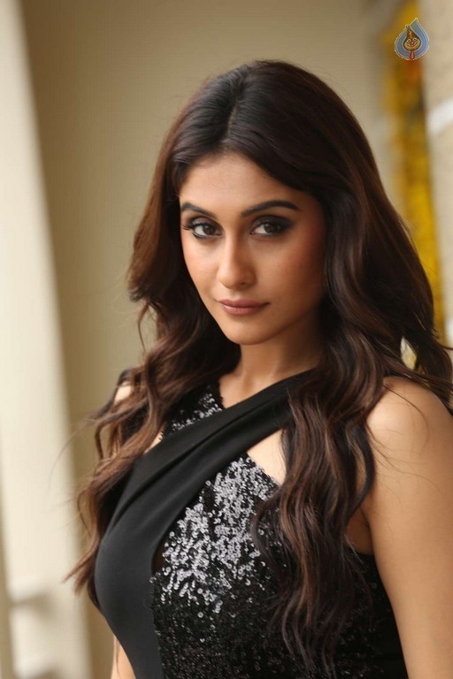 Regina Cassandra Images - 15 / 48 photos