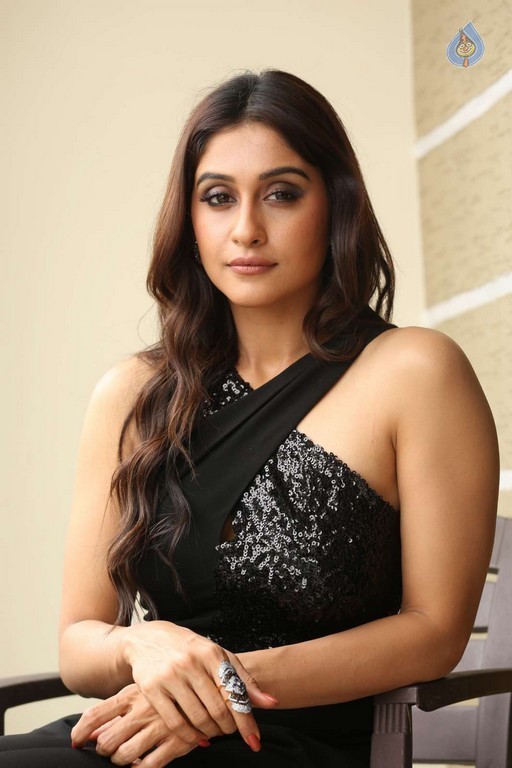 Regina Cassandra Images - 22 / 48 photos