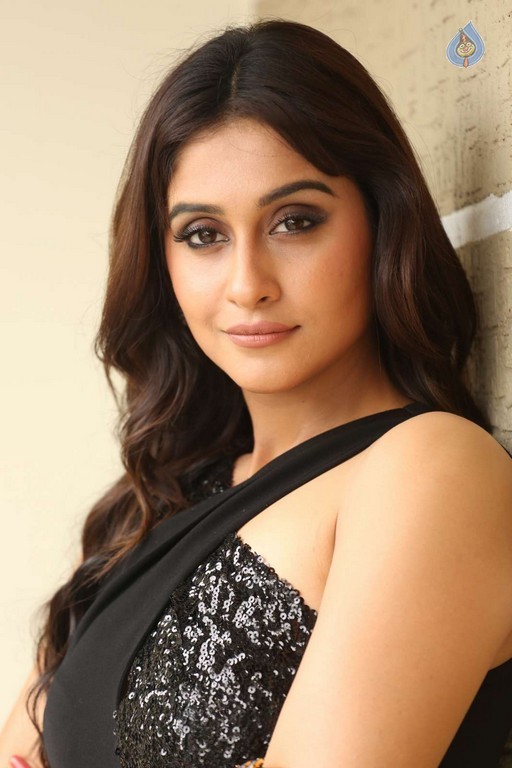 Regina Cassandra Images - 27 / 48 photos