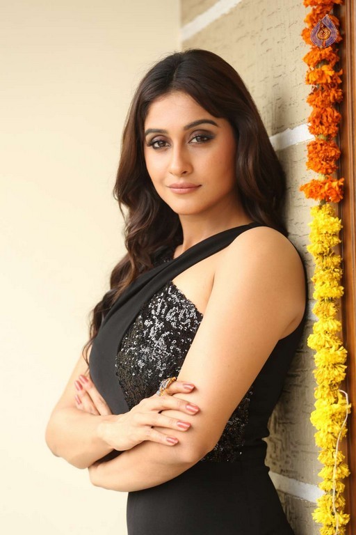 Regina Cassandra Images - 28 / 48 photos