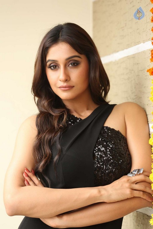 Regina Cassandra Images - 31 / 48 photos