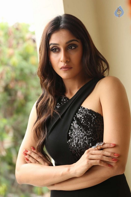 Regina Cassandra Images - 34 / 48 photos