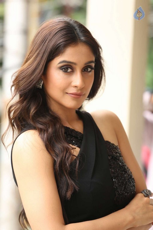 Regina Cassandra Images - 38 / 48 photos