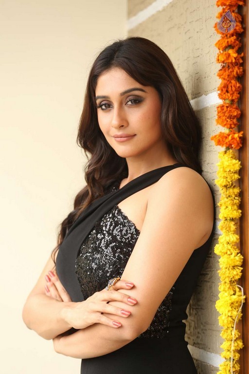 Regina Cassandra Images - 39 / 48 photos