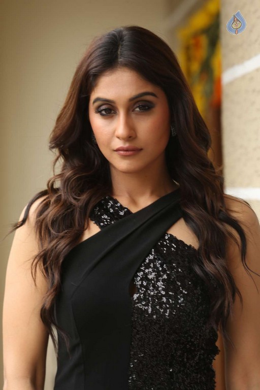 Regina Cassandra Images - 40 / 48 photos