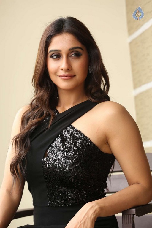 Regina Cassandra Images - 45 / 48 photos