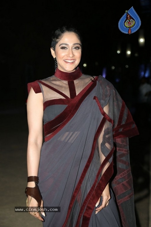 Regina Cassandra Images - 13 / 16 photos