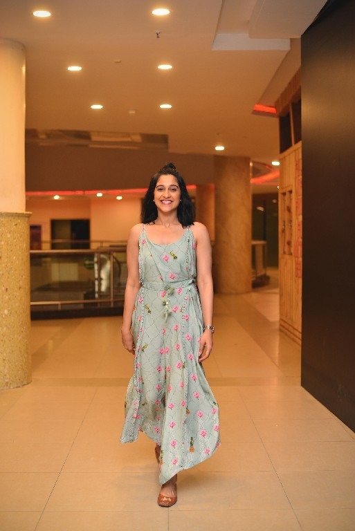 Regina Cassandra Photos - 4 / 12 photos