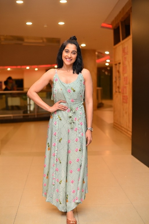 Regina Cassandra Photos - 7 / 12 photos