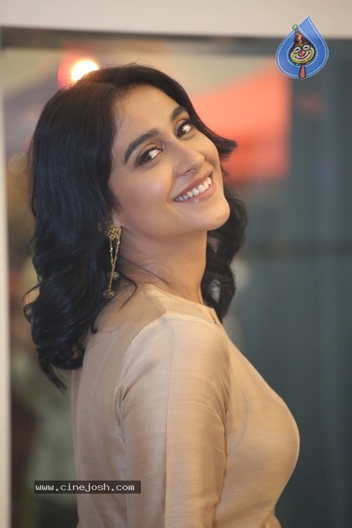 Regina Cassandra Photos - 5 / 21 photos