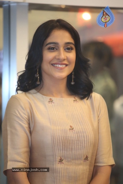 Regina Cassandra Photos - 6 / 21 photos