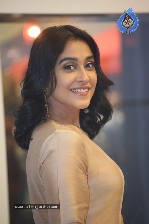 Regina Cassandra Photos - 17 / 21 photos