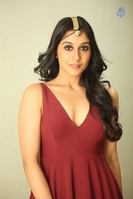 Regina Cassandra Photos - 34 / 47 photos