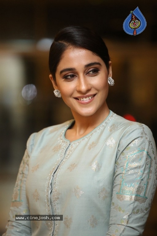 Regina Cassandra Photos - 4 / 17 photos