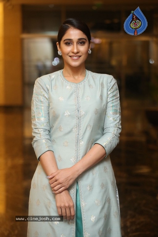 Regina Cassandra Photos - 9 / 17 photos