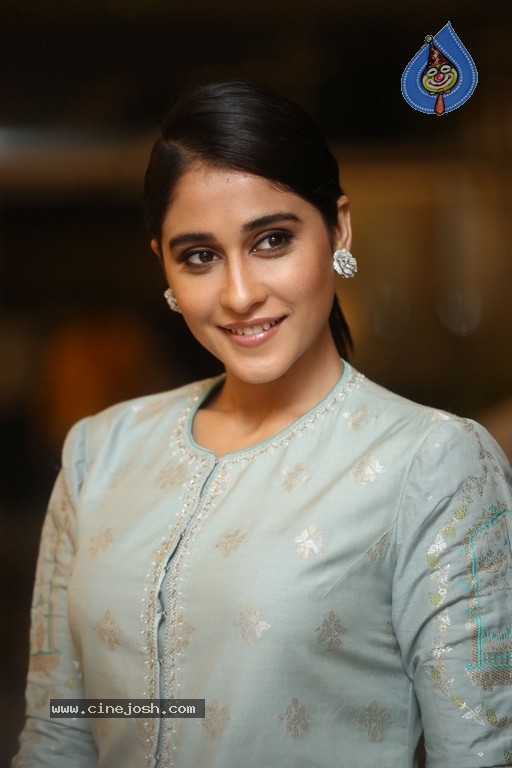 Regina Cassandra Photos - 10 / 17 photos