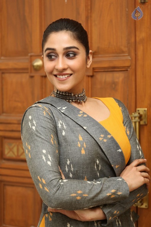 Regina Cassandra Photos - 19 / 28 photos