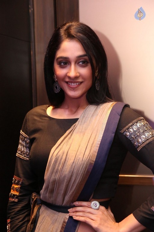 Regina Cassandra Pics - 11 / 36 photos