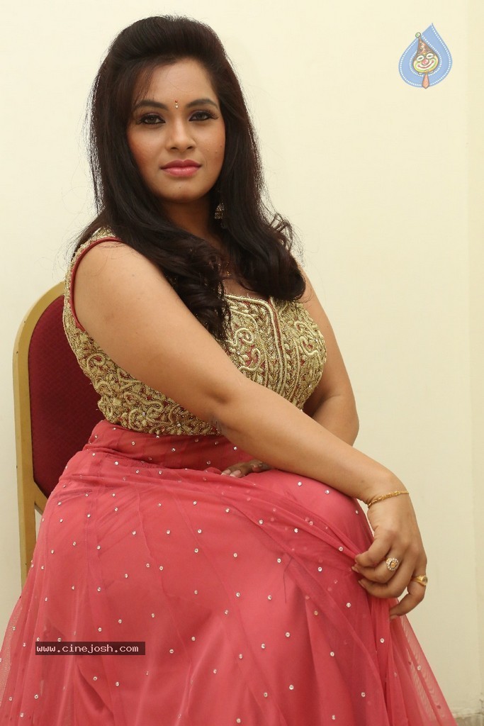 Revathi Chowdary Stills - 26 / 86 photos