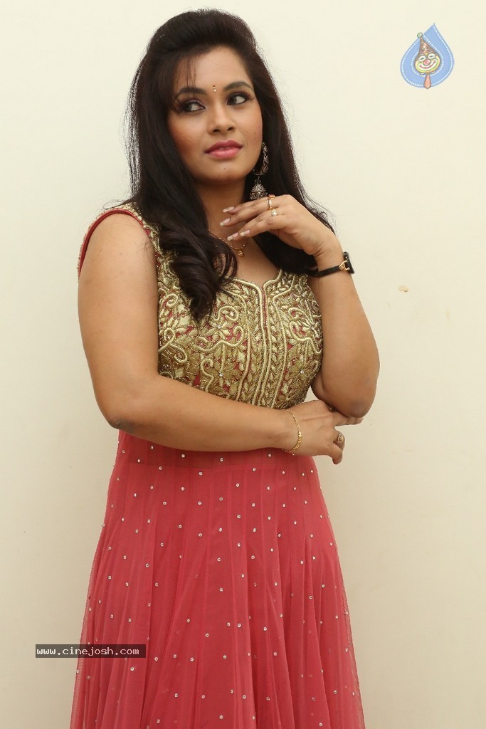 Revathi Chowdary Stills - 31 / 86 photos