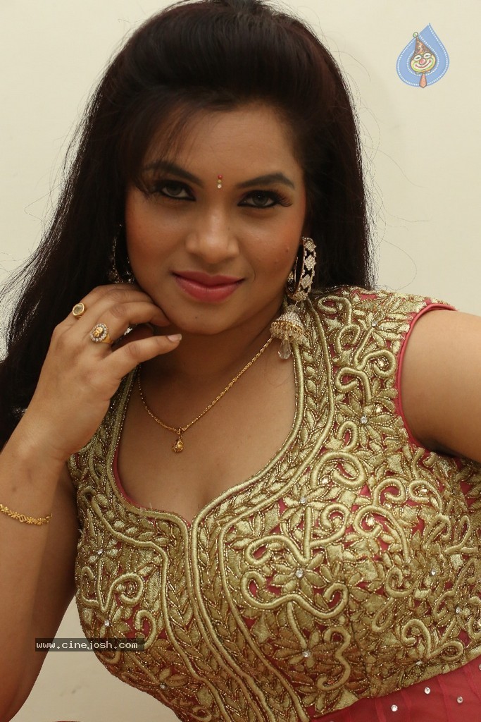 Revathi Chowdary Stills - 38 / 86 photos