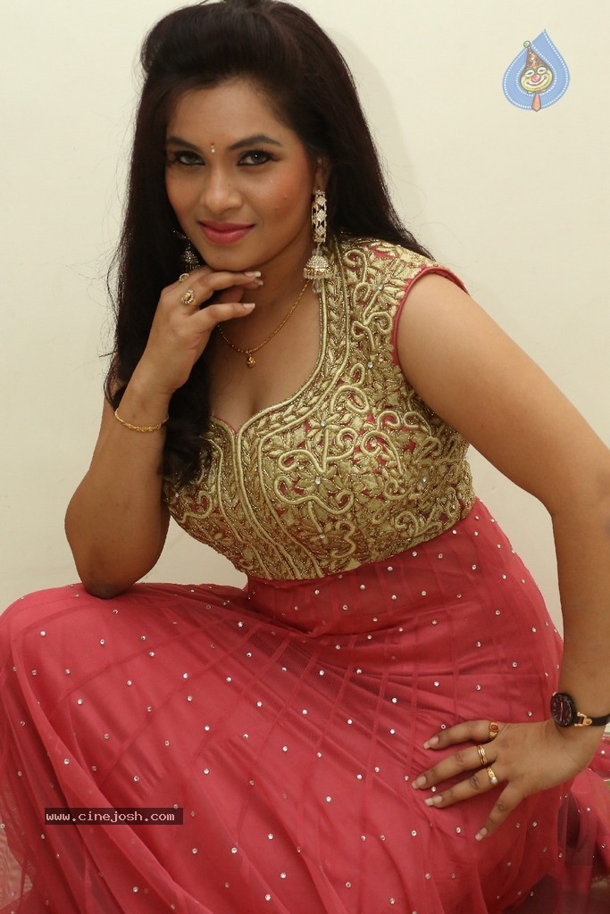 Revathi Chowdary Stills - 41 / 86 photos