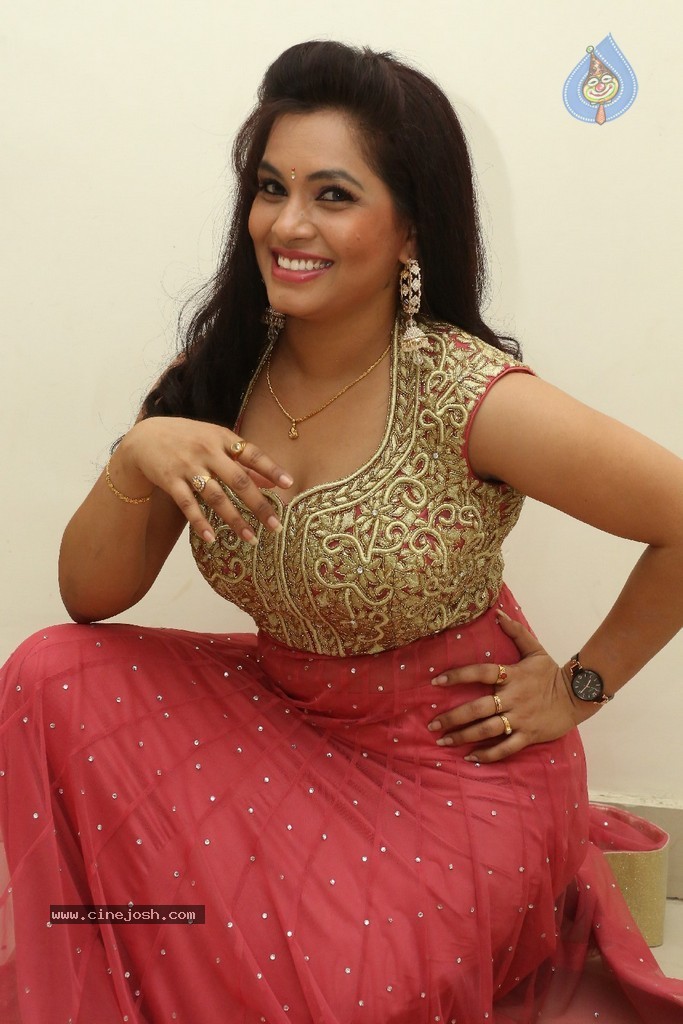 Revathi Chowdary Stills - 48 / 86 photos