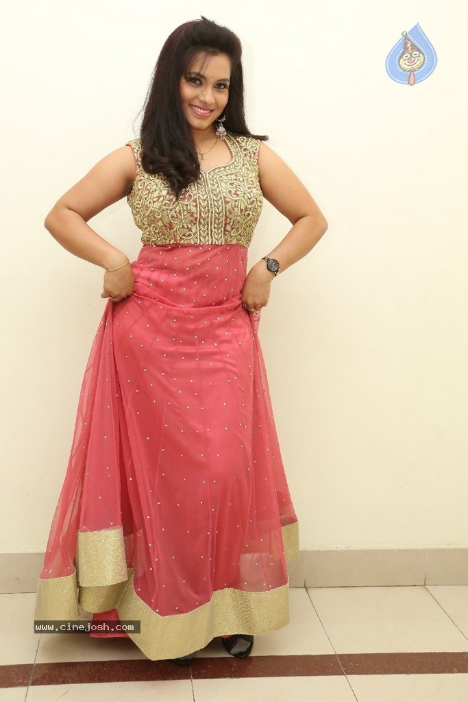 Revathi Chowdary Stills - 58 / 86 photos