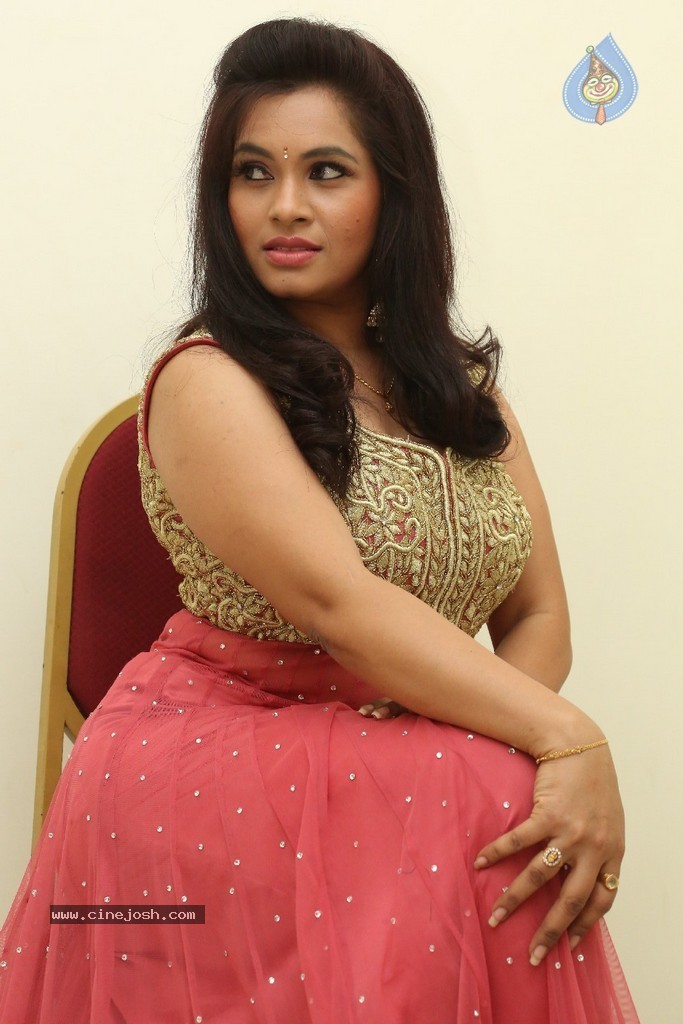 Revathi Chowdary Stills - 71 / 86 photos