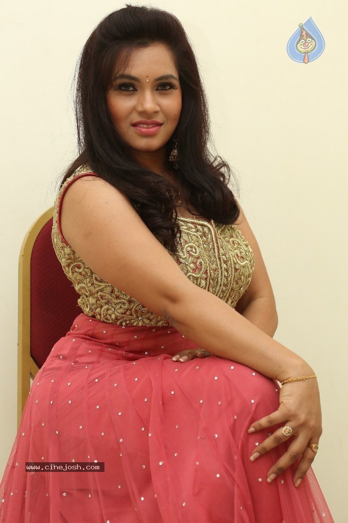 Revathi Chowdary Stills - 72 / 86 photos