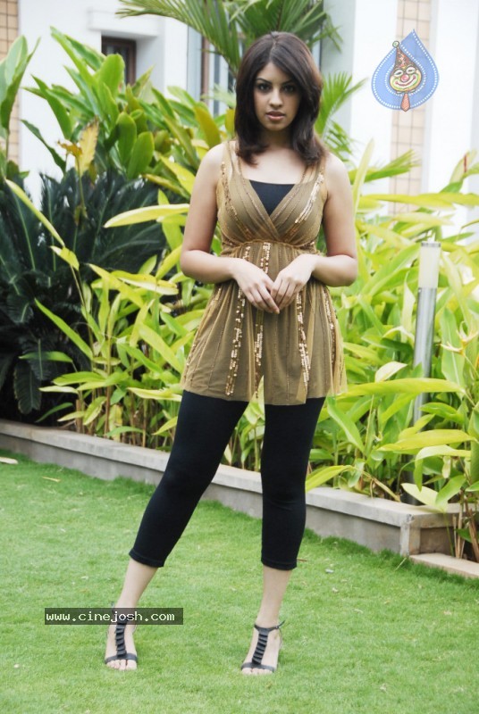 Richa Gangopadhyay Gallery - 33 / 59 photos