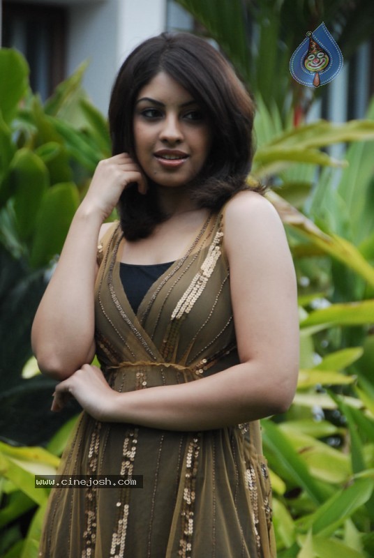 Richa Gangopadhyay Gallery - 34 / 59 photos