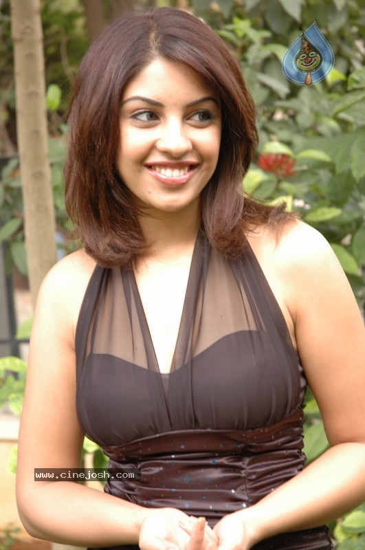 Richa Gangopadhyay Latest Stills - 67 / 86 photos