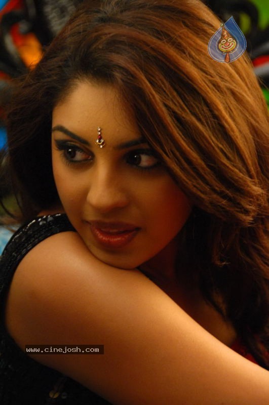 Richa Gangopadhyay Spicy Stills - 6 / 35 photos