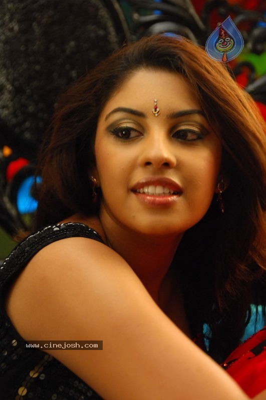 Richa Gangopadhyay Spicy Stills - 25 / 35 photos