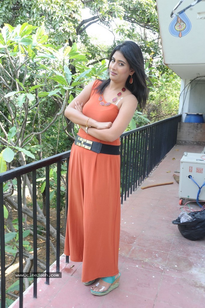 Richa New Stills - 42 / 53 photos