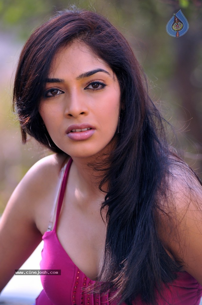 Rithika Hot Stills - 28 / 61 photos