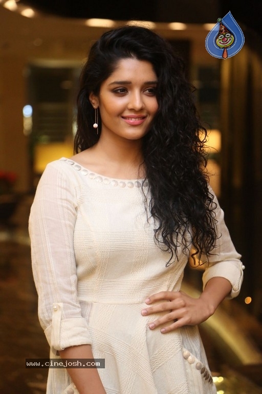 Ritika Singh Gallery - 2 / 28 photos